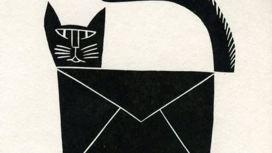 Czarny stylizowany kot z tułowiem w kształcie koperty – minimalistyczna ilustracja na jasnym tle