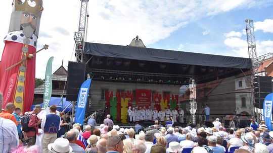 Występ zespołów ludowych podczas Festiwalu Kapel i Śpiewaków Ludowych w Kazimierzu Dolnym