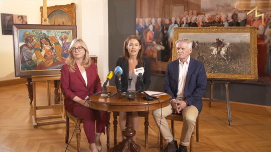 Monachijczycy na lubelskim zamku. Na ścianach m.in. Gierymscy, Stryjeńska i Chełmoński