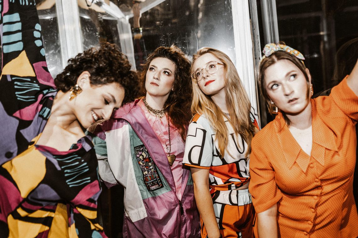 Cztery artystki podczas sesji zdjęciowej.