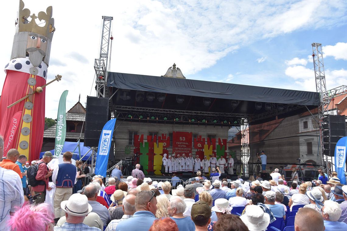 Ludowe brzmienia i zabawy w Kazimierzu Dolnym Występ zespołów ludowych podczas Festiwalu Kapel i Śpiewaków Ludowych w Kazimierzu Dolnym