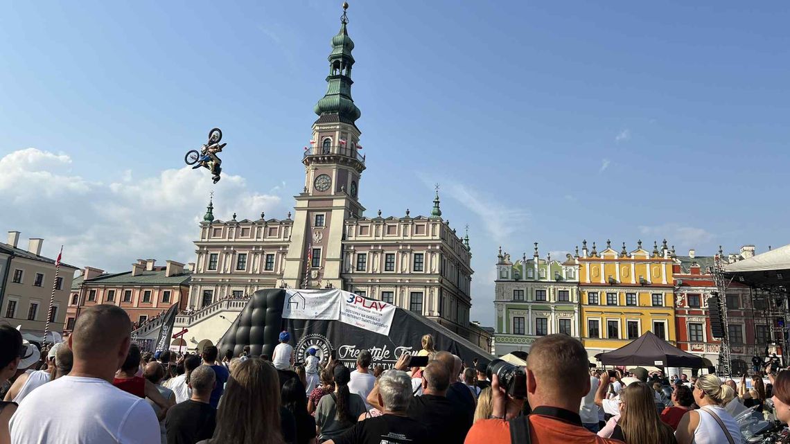 Motoryzacyjna uczta w Zamościu. Miasto opanowały auta, motocykle i muzyka Motoryzacyjna uczta w Zamościu. Miasto opanowały auta, motocykle i muzyka