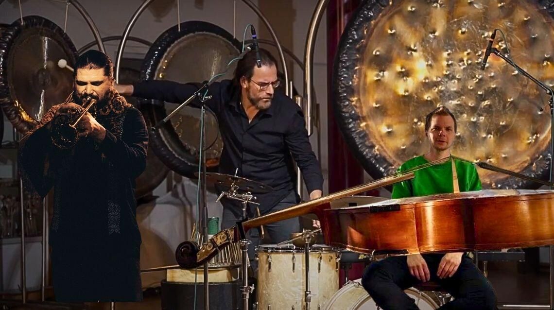 Podróż w głąb dźwięku. Muzyka ucha trzeciego Koncert muzyki eksperymentalnej z gongami i instrumentami perkusyjnymi – artyści podczas występu na scenie.