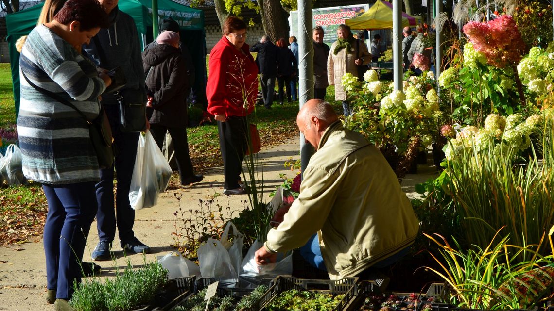 Zapraszają na Jesienny Kiermasz Ogrodnictwa i Produktów Regionalnych Zapraszają na Jesienny Kiermasz Ogrodnictwa i Produktów Regionalnych