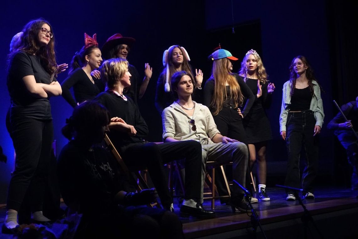 "Zwierciadła" — Spotkania Teatralne Młodzieżowy spektakl teatralny – uczniowie występują na scenie podczas przedstawienia