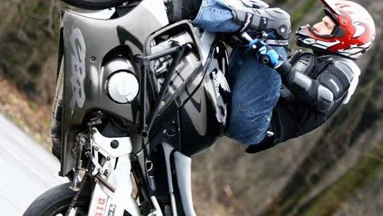 Sto koni między nogami