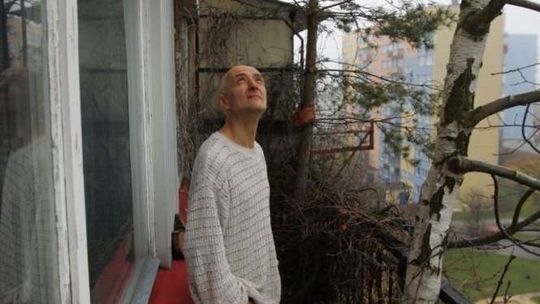 Ma las na balkonie