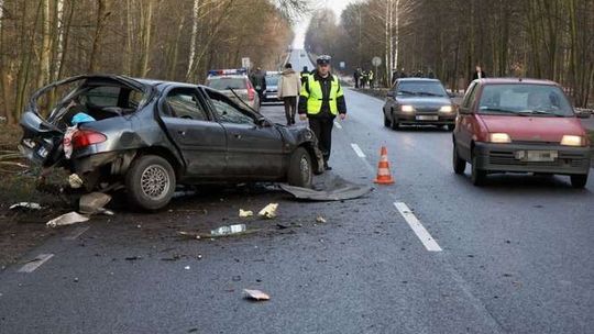 Ford uderzył w drzewo