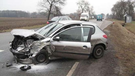 Zderzenie fiata z peugeotem