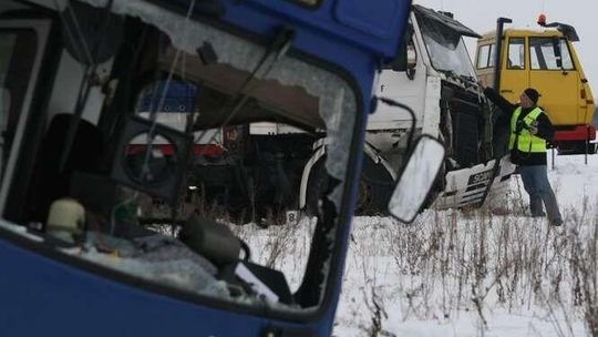 Autobus zderzył się z TIRem