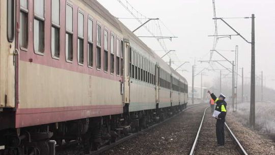 Łopatki: TIR wjechał pod pociąg 