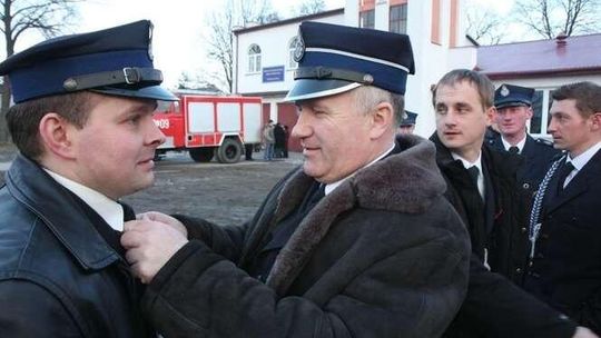 Strażacy walczą o remizę.