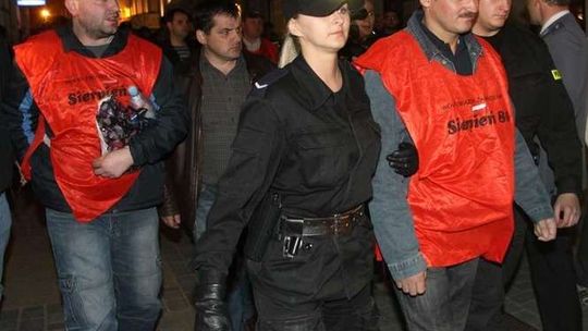 Policja wyprowadza związkowców.