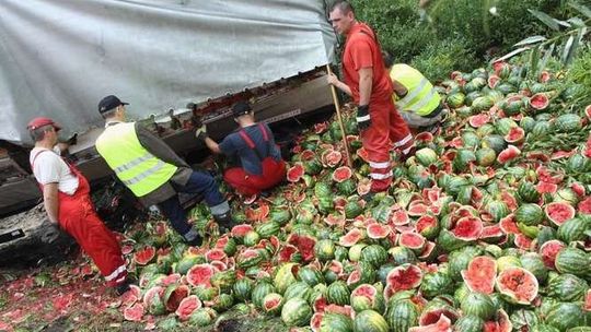 Wypadek Tira z arbuzami.