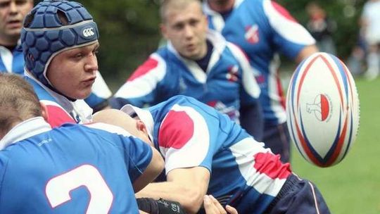 Pojedynek rugbystów.