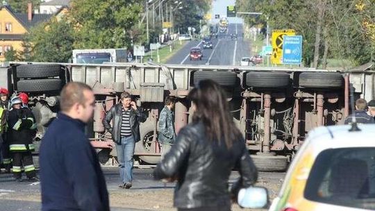 Wypadek tira wiozącego węgiel.