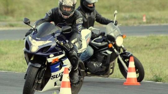 Motocykliści na torze.