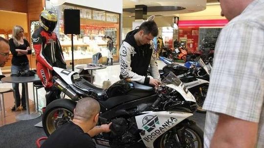\"Motosobota” przed \"Olimpem”.