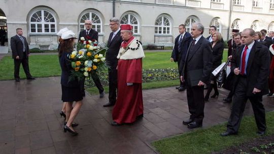 Valdis Zatlers z doktoratem honoris causa KUL