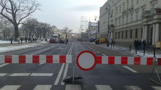 Rozstawianie sceny na pl. Litewskim