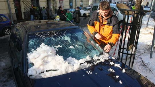 Śnieg zniszczył samochody na ul.Staszica