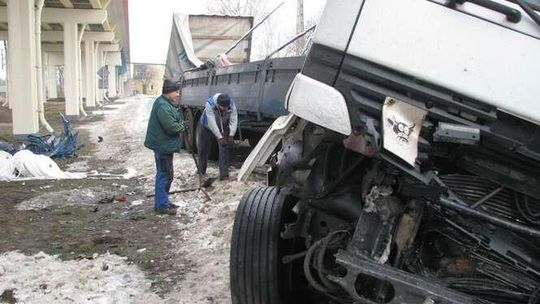 Tir spadł z wiaduktu
