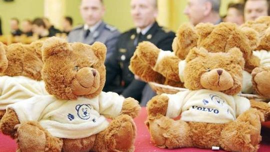 Ratownicy drogowi z misiami.