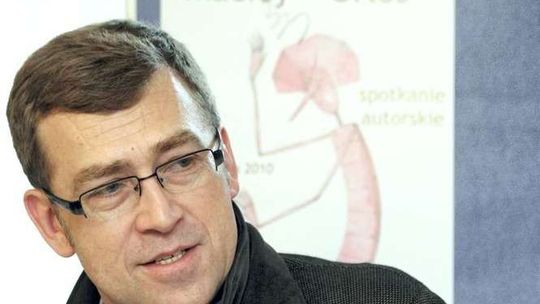 Maciej Orłoś w bibliotece.