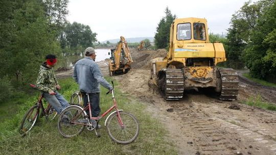 Umacnianie wału na Wiśle(Zastów Karczmiski)