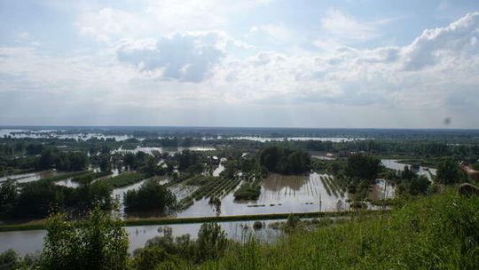 Widok z góry na zalane tereny nad Wisłą