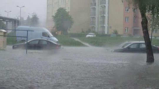 Tak zalewa mieszkańców bloku przy Wiśniowej w Świdniku - fot. Internauta Waldek