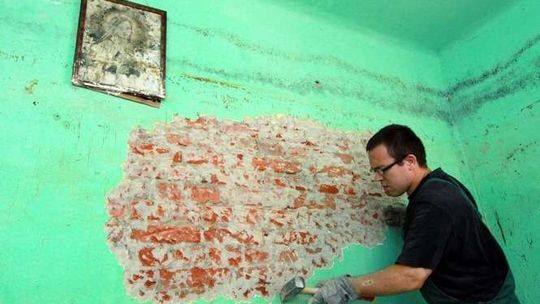 Wolontariusze pomagają powodzianom.