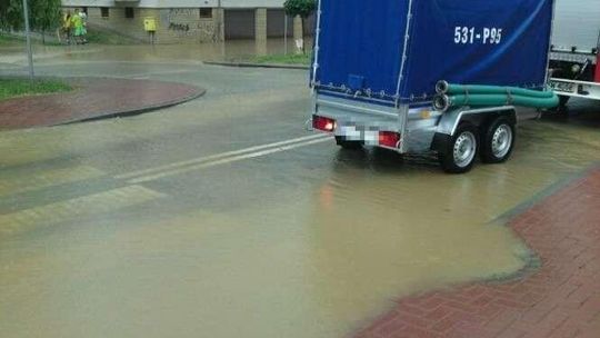 Woda zalała ulice Kamińskiego i Ratajczaka w Świdniku Woda zalała ulice Kamińskiego i Ratajczaka w Świdniku