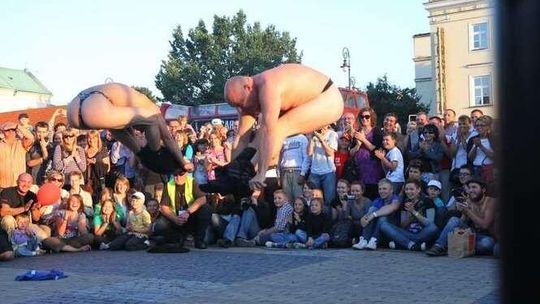 Carnaval: \"Skate Naked\".