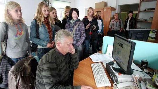 Uczniowie z Piask w redakcji.