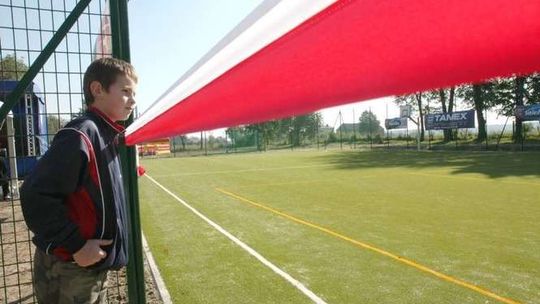 Kolorowe boisko w Kaznowie.