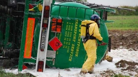 Przewrócona cysterna w Chojnie Nowym Przewrócona cysterna w Chojnie Nowym