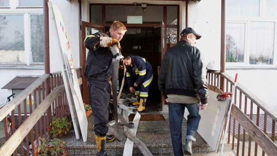 Złodzieje okradli i zalali szkołę w Uścimowie.