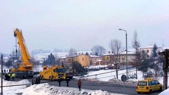 Stróża: Dźwig wyciąga tira z rowu