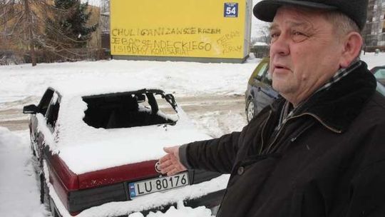 Nieznani sprawcy podpalili 8 samochodów.