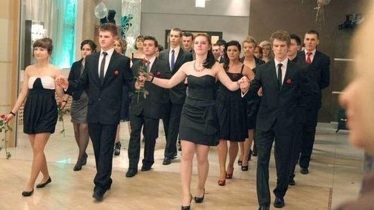 Studniówka 2011: XVI LO - ZSE im. Vetterów.