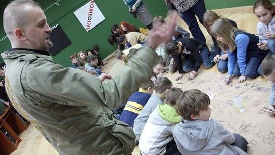 Jarosław Koziara prowadzi warsztaty plastyczne