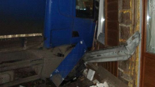 Ciężarówka wbiła się w dom