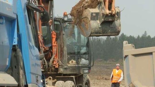 Budowa lotniska w Świdniku: Grodzą i wyrównują