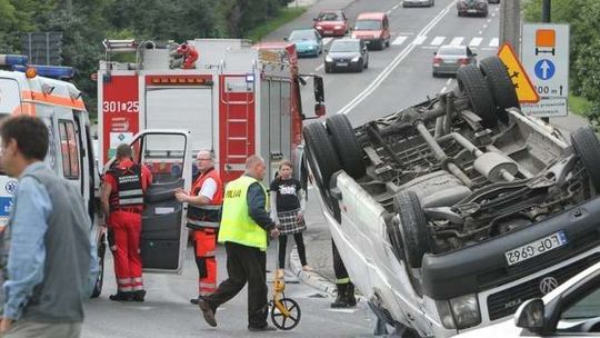 Bus dachował na Warszawskiej