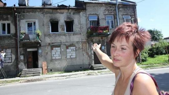 Anna Zgierska z córkami na zgliszczach mieszkania