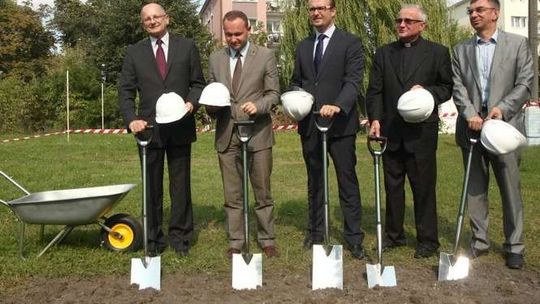 Politycy na budowie basenu