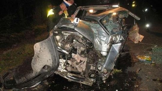 Młyniec: Audi uderzyło w drzewo