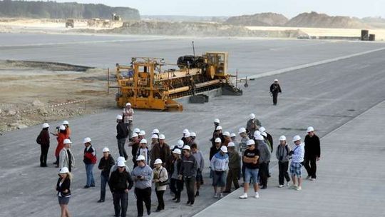 Wycieczka po budowanym lotnisku