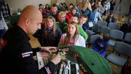 Kajetan Kajetanowicz w SOS Wiosce Dziecięcej